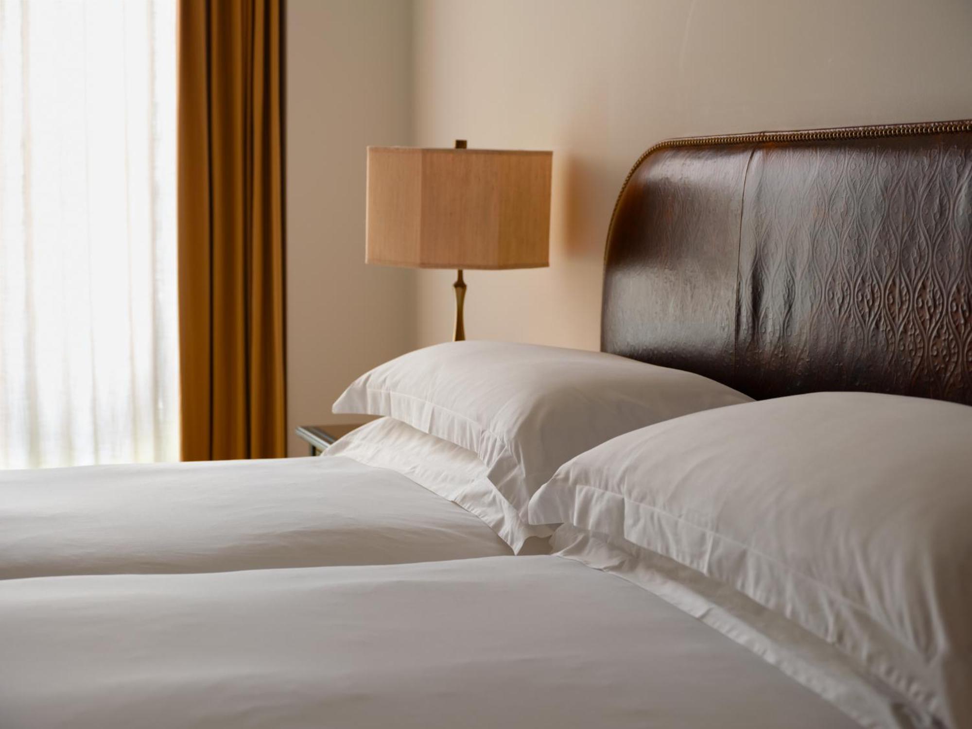 Hotel Nomad Londra Esterno foto A bed with two pillows