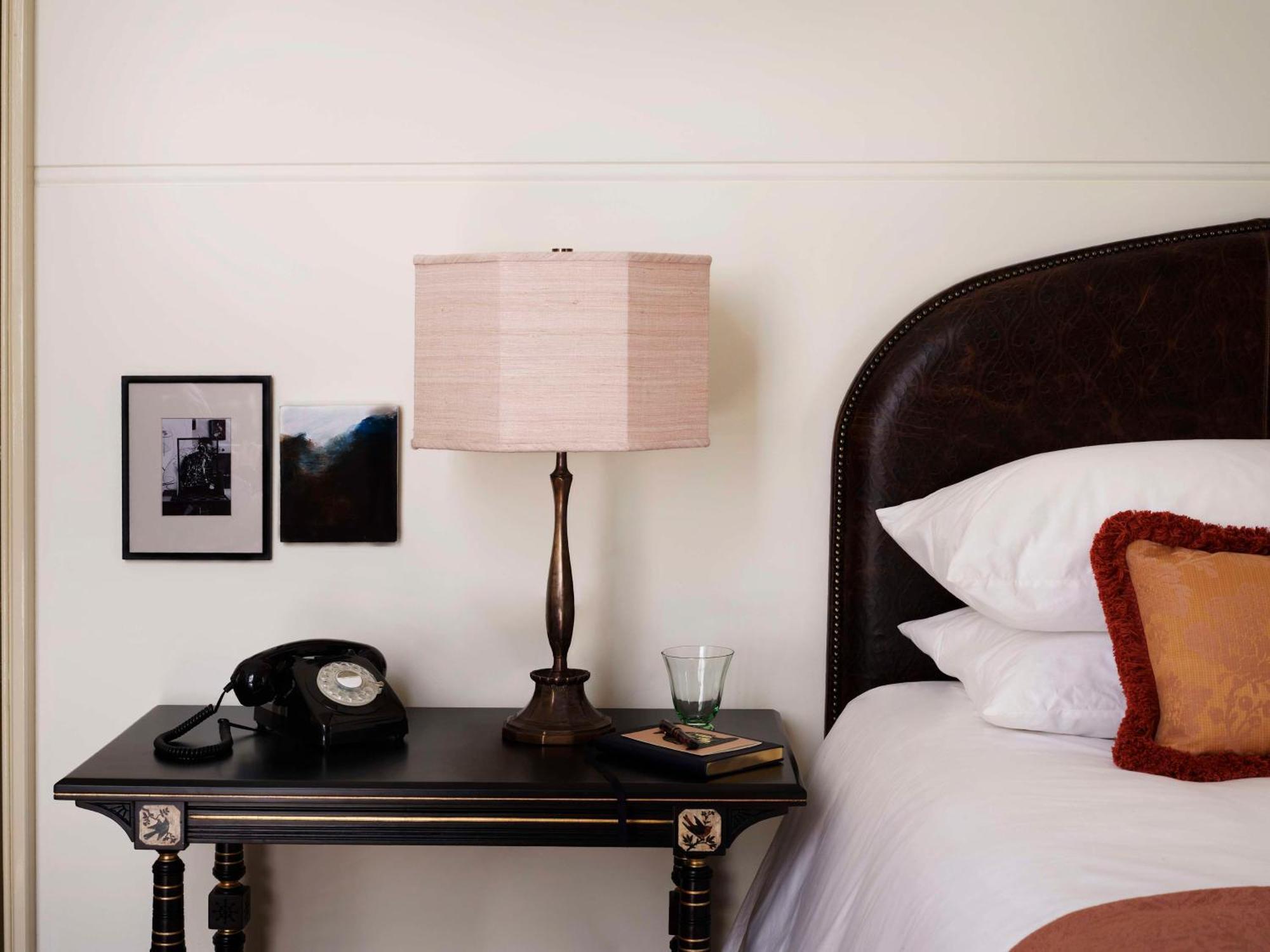 Hotel Nomad Londra Esterno foto A bedside table