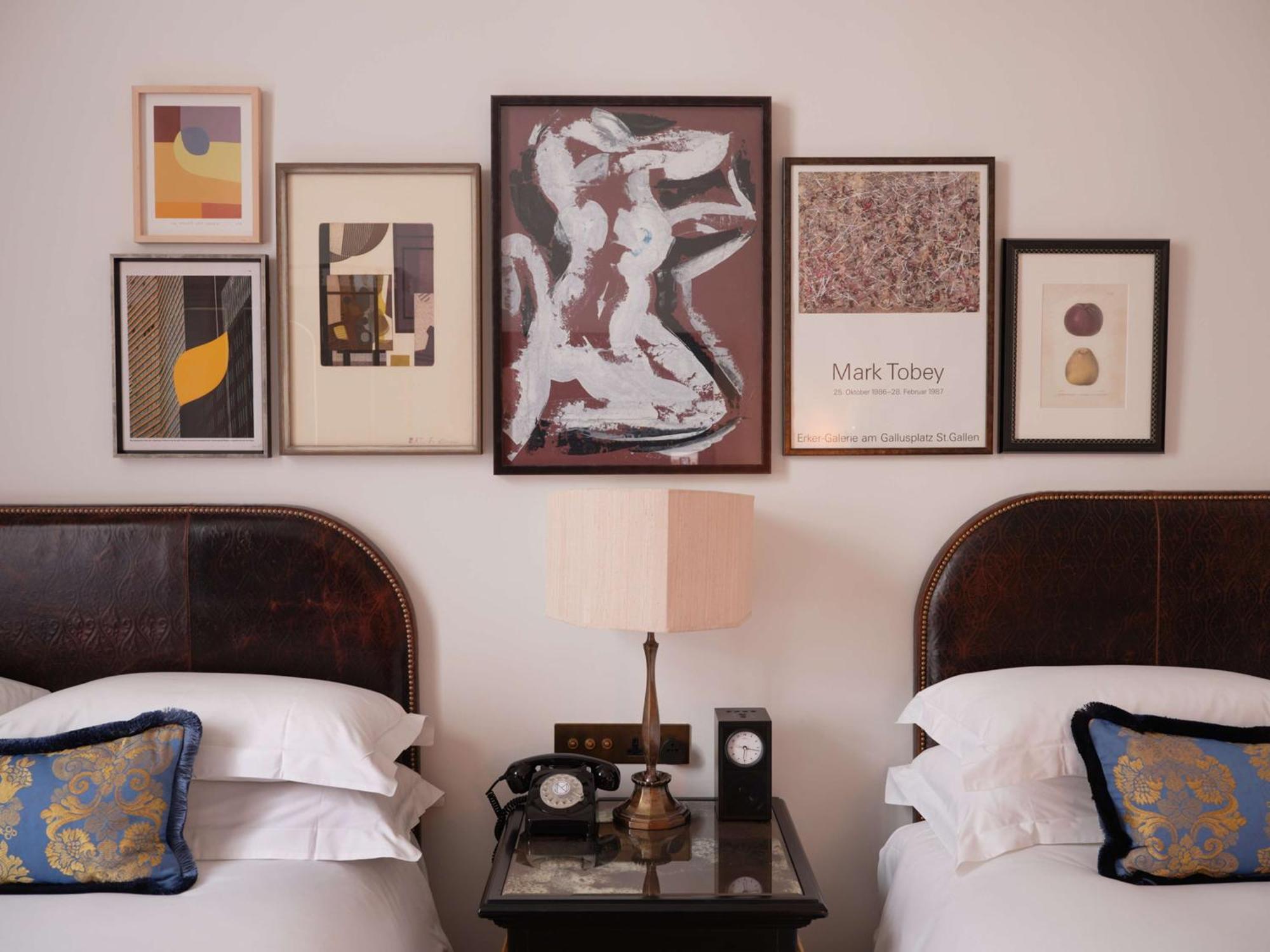 Hotel Nomad Londra Esterno foto Artwork by Jean-Michel Picart