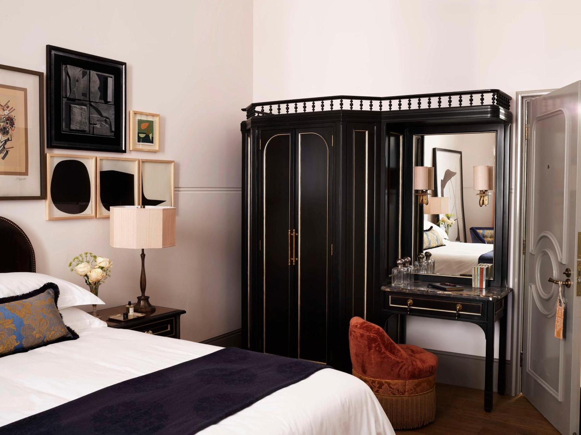 Hotel Nomad Londra Esterno foto A bedroom at the Mandarin Oriental, Singapore