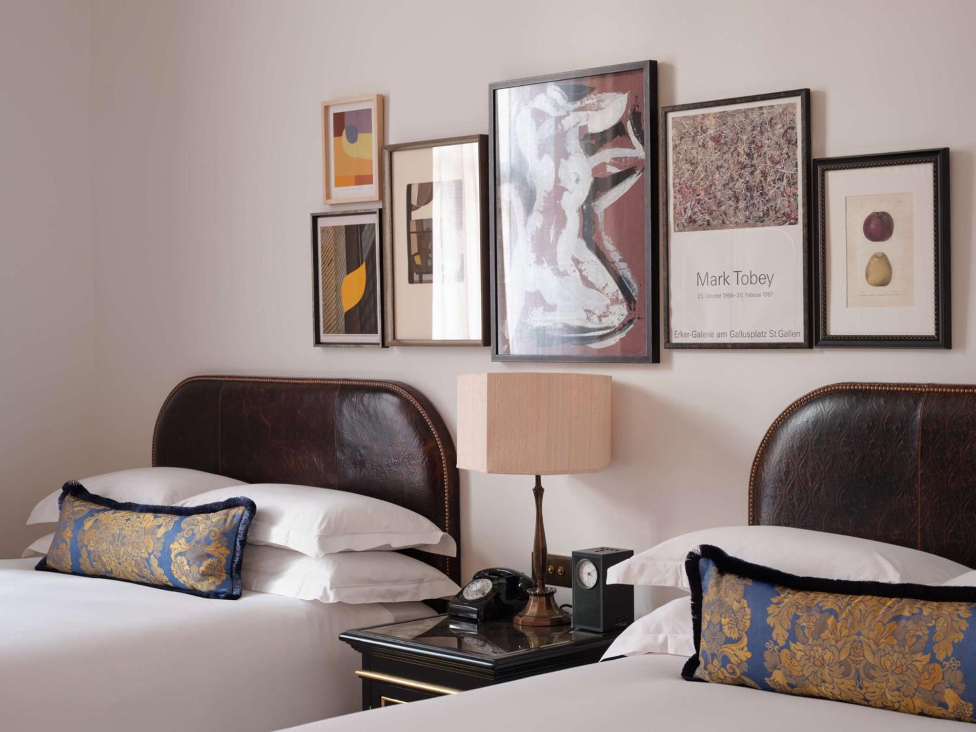 Hotel Nomad Londra Esterno foto Artwork by Mark Rothko in a guest room at The Ritz-Carlton, Boston