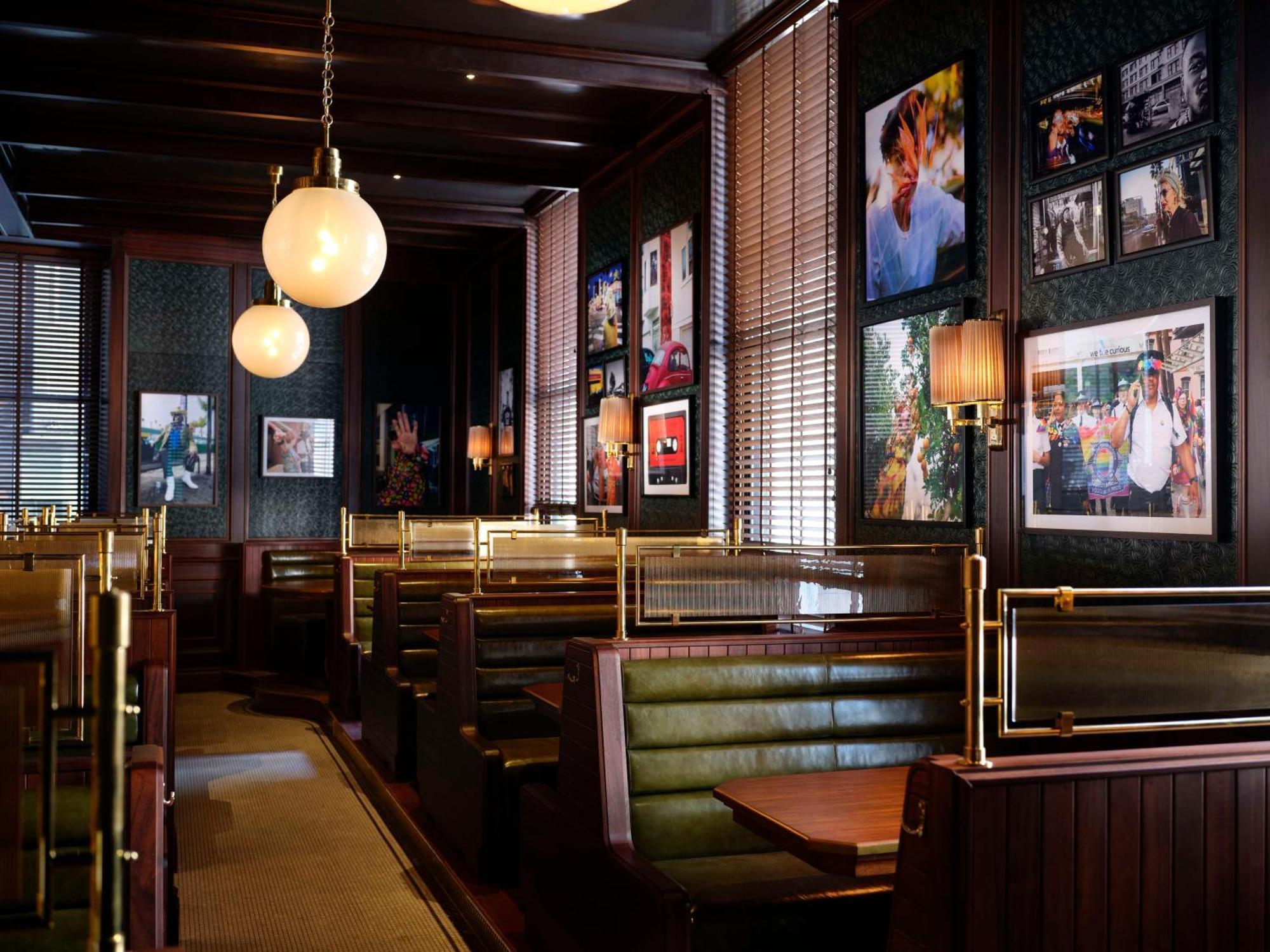 Hotel Nomad Londra Esterno foto Interior of a typical PF. Chang's