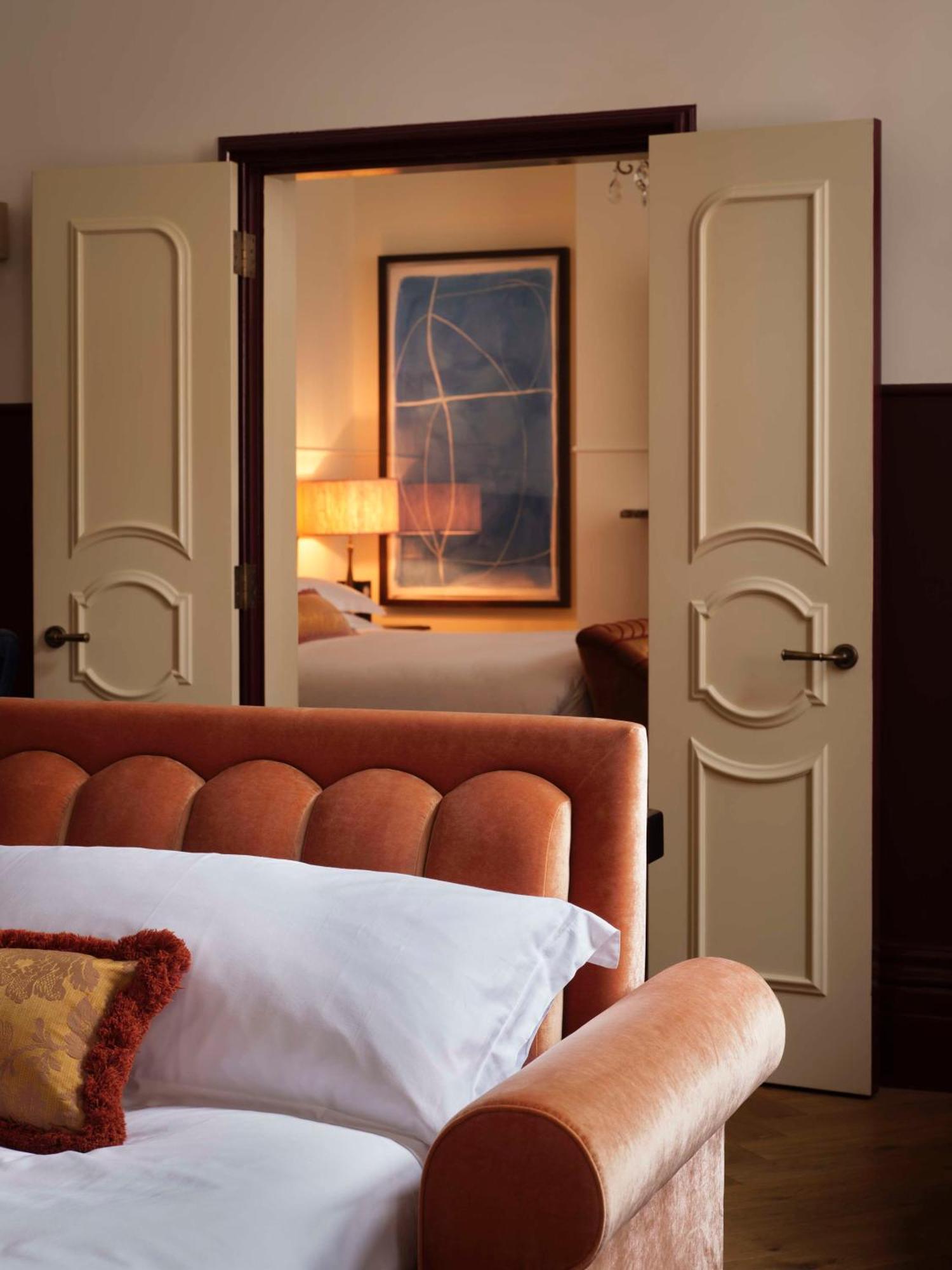 Hotel Nomad Londra Esterno foto A bedroom at The Ritz-Carlton, Dubai